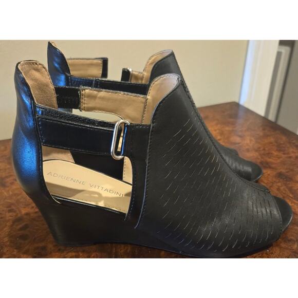 Adrienne Vittadini Black Leather Wedge Sandals Size 8 - Gently Used - Picture 3 of 7